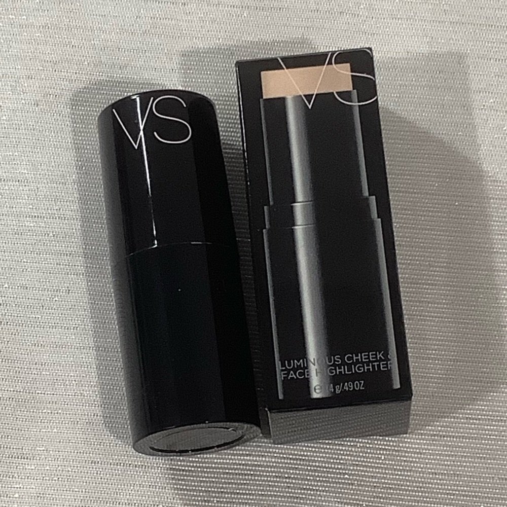 NIB Victoria’s Secret Luminous Cheek And Face Highlighter - Showtime